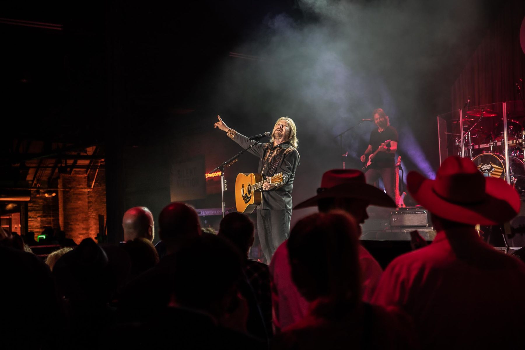 Keith Urban and Travis Tritt on stage for the Cattle Baron's Ball, AV Production by Onstage